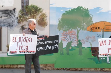 Aaron frente al Ministerio de Defensa en Tel Aviv