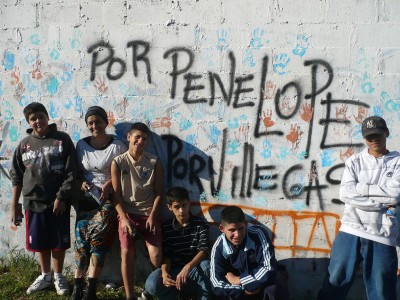 Los artistas: Veroka Velázquez con el grupo grafitero de Villegas