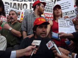 Nelson Aguirre, baleado por la patota fue dado de alta a la mañana y por la tarde encabezó la marcha. La plaza, de luto
