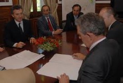 Mauricio Macri firma el acuerdo de traspaso del edificio Padelai