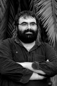 Amador Fernández Savater es español, fundador de Indymedia Madrid, activista de espacios que propugnan la libertad de conocimiento, historiador, periodista y amigo de lavaca.dream.press