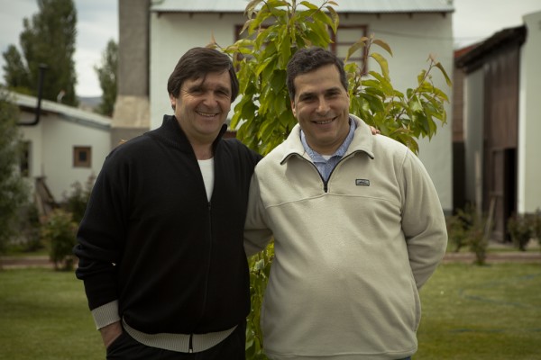 El padre José María Dorfeo y el abogado Cristian Hendrickse. Foto: Lina M. Etchesuri