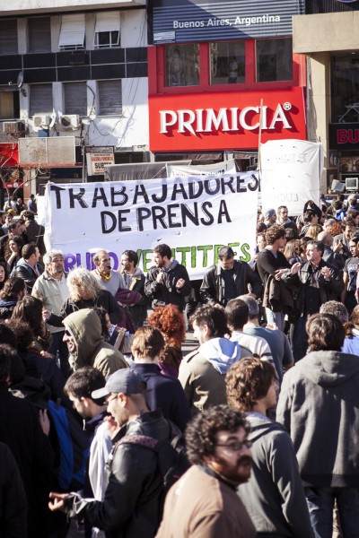 Día feliz: los trabajadores de prensa, de pie