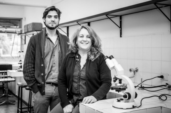 Fernando Mañas y Delia Aiassa en el laboratorio de la Universidad de Río Cuarto