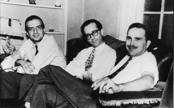 Rogelio García Lupo, Rodolfo Walsh y el cónsul argentino en Chile, Roberto Rodrí- guez Ayam. La foto es de 1960, fue tomada en Santiago, en plena experiencia de la agencia Prensa Latina.
