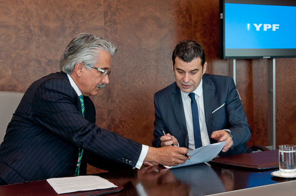 Miguel Galuccio, presidente de YPF, y Ali Moshiri, presidente de Chevron América Latina y África.