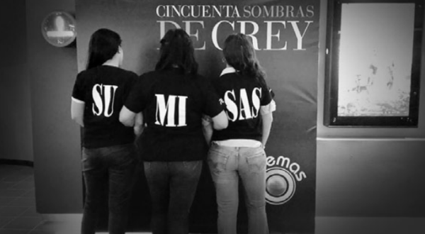En el estreno de 50 sombras de Grey el marketing incluyó muchachas que lucieron estas remeras para promocionar el mensaje del film: “Me gusta ser sumisa”