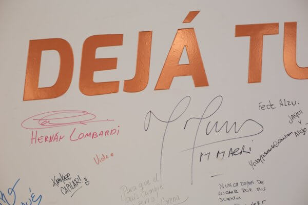 La firma del Presidente y el ministro de Cultura, junto a la de los youtubers en el espacio Club de Creadores