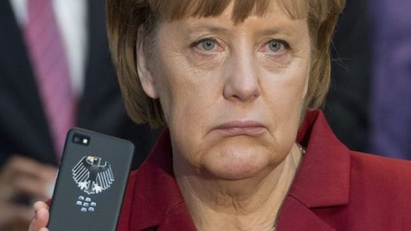 Angela Merkel y su celular.