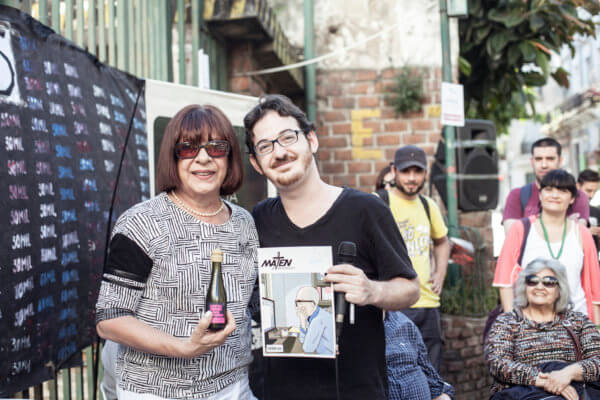 La revista Maten al Mensajero le entrega el premio Muchas Gracias de AReCIA a Mona Moncalvillo