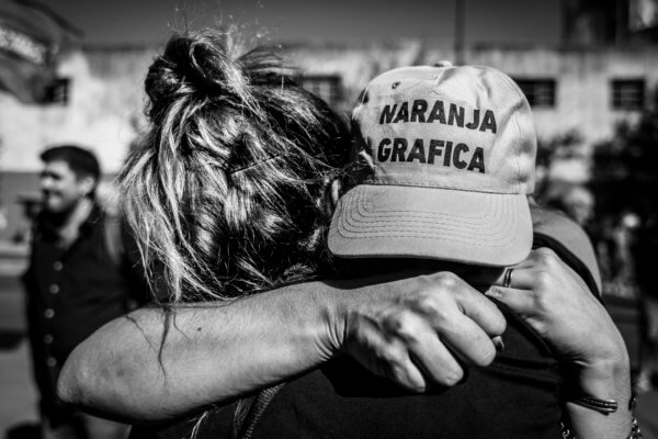 Desalojo en AGR-Clarín: retiro pacífico y acampe en la puerta