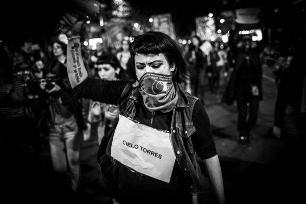 Del dolor al abrazo: ceremonia de duelo colectivo en Plaza de Mayo