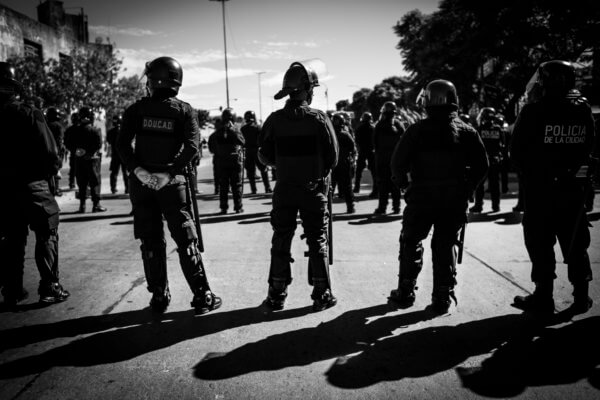 Desalojo en AGR-Clarín: retiro pacífico y acampe en la puerta