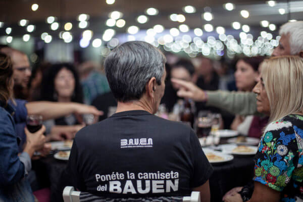 #ElBauenNoSeVa: más de 500 personas en la cena contra el desalojo
