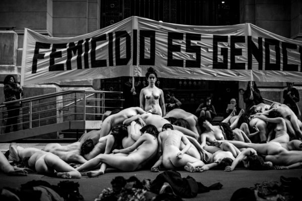 #FemicidioEsGenocidio: una acción poética y un mensaje contundente a los tres poderes del Estado