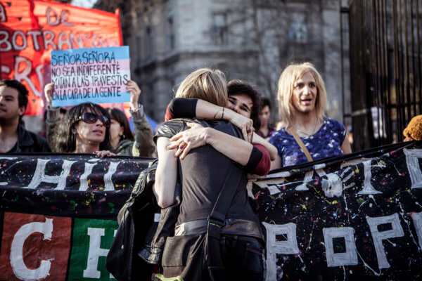 Vigilia Travesti en Plaza de Mayo: el abrazazo