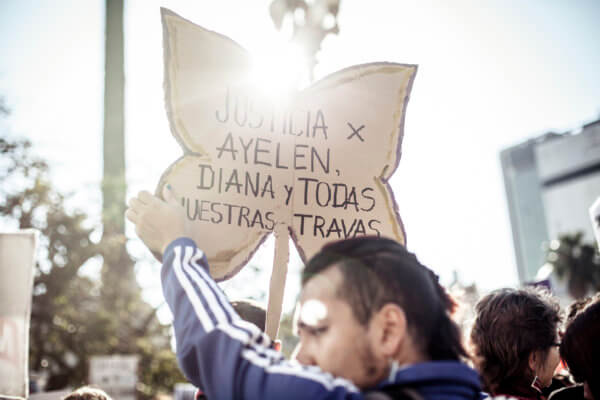 Vigilia Travesti en Plaza de Mayo: el abrazazo