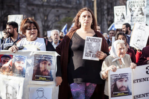 Vigilia Travesti en Plaza de Mayo: el abrazazo