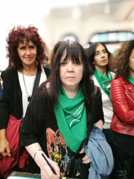 Un coro de músicas cantando #AbortoLegalYA