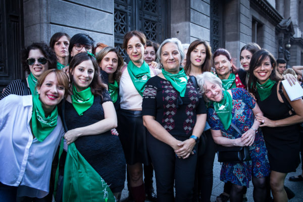 De puño, letra y a puro abrazo: escritoras unidas por el grito #AbortoLegalYA