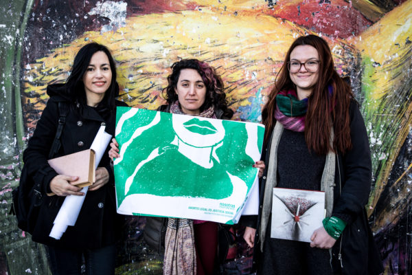 Las paredes recitan: pegatina poética por #AbortoLegalYA