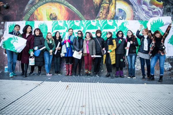 Las paredes recitan: pegatina poética por #AbortoLegalYA