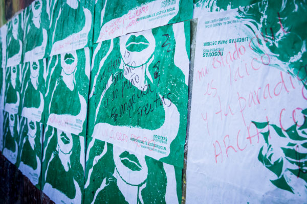 Las paredes recitan: pegatina poética por #AbortoLegalYA