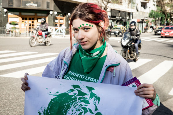 Las paredes recitan: pegatina poética por #AbortoLegalYA