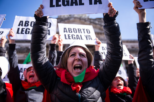 “Nuestras vidas no se negocian”: la tercera acción de Las Criadas en cuatro ciudades gritó #AbortoLegalYA