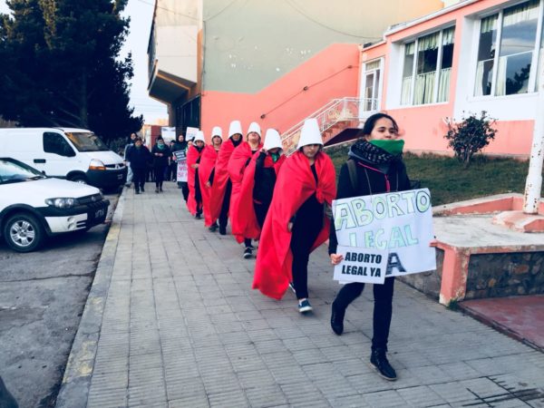 “Nuestras vidas no se negocian”: la tercera acción de Las Criadas en cuatro ciudades gritó #AbortoLegalYA