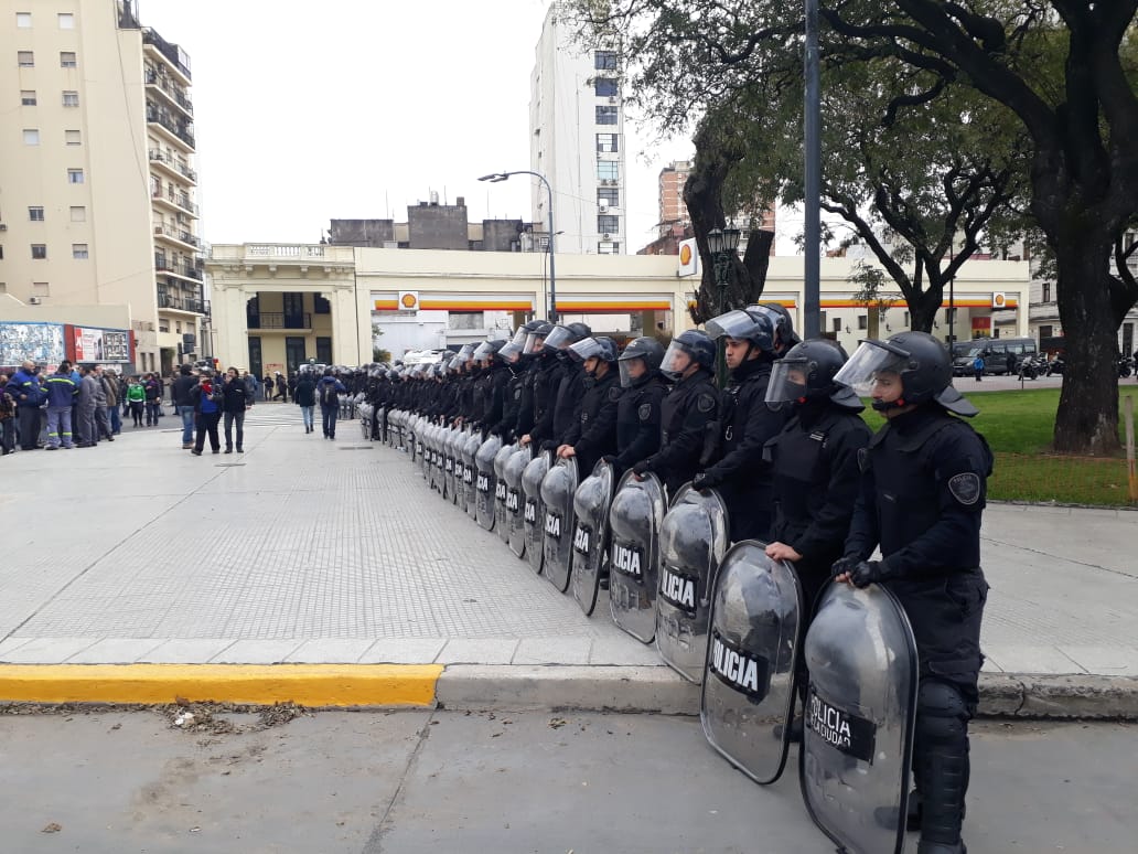 Escenas de la crisis: un ministerio ocupado pacíficamente contra más de 500 despidos