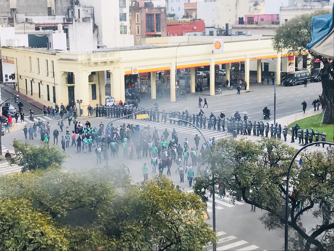 Escenas de la crisis: un ministerio ocupado pacíficamente contra más de 500 despidos