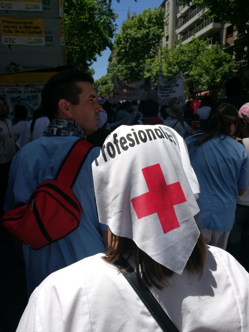 Masiva marcha de enfermeras e instrumentadoras: “Somos profesionales”