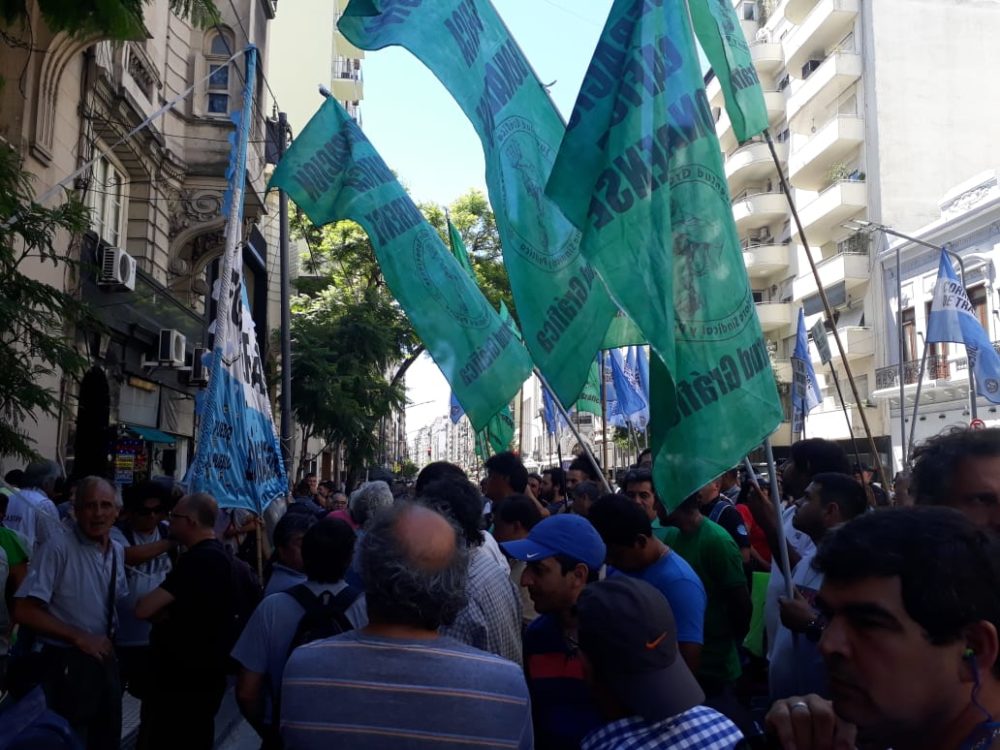 Continúa el fin del periodismo: La Nación, 74 trabajadores en la calle y la fusión con Clarín