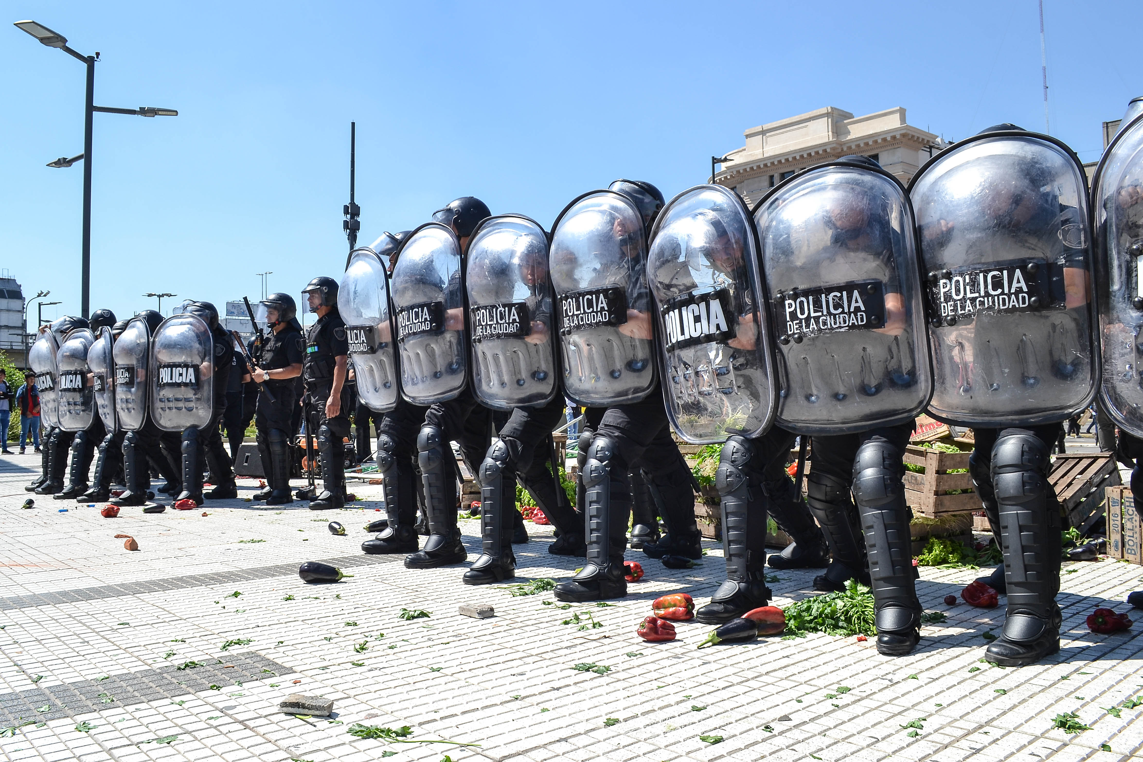 Represión a la granja: las fotos de la vergüenza