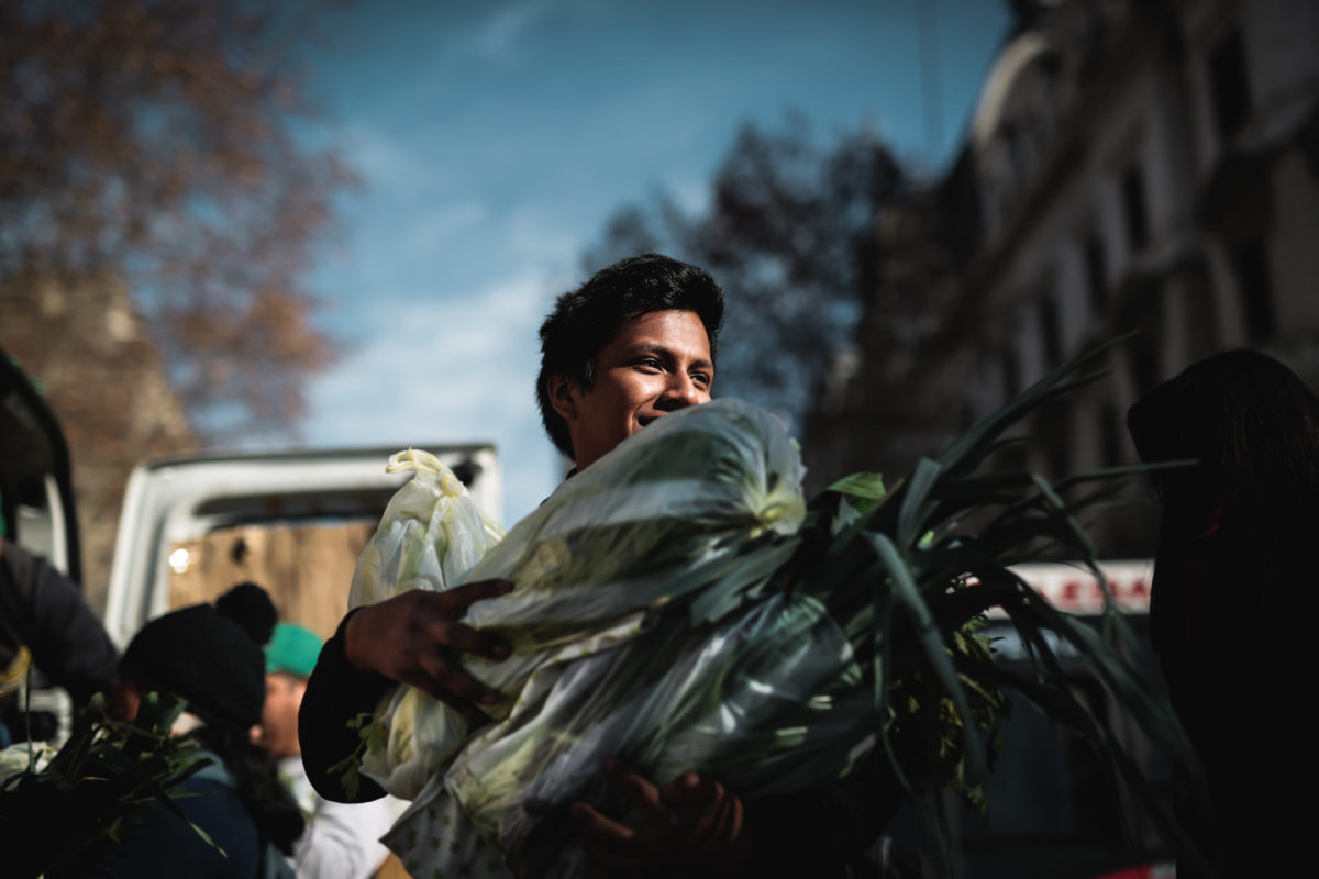 Bueno, bonito y barato: verdulería a cielo abierto en Plaza de Mayo