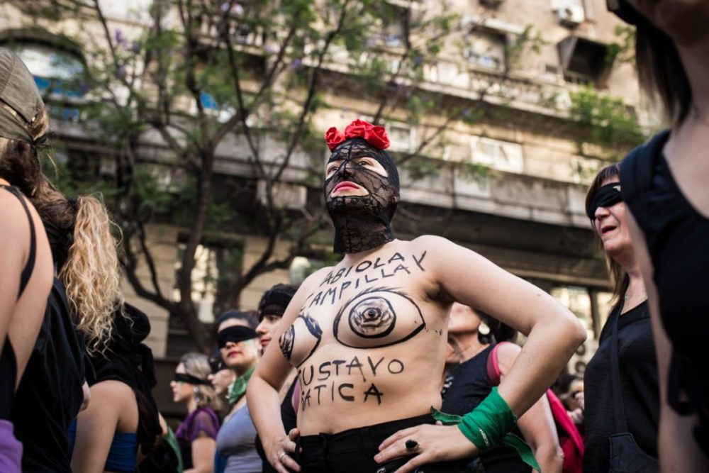 “El violador sos vos”: multitudinaria acción en las calles de Buenos Aires de la perfomance que da vuelta al mundo