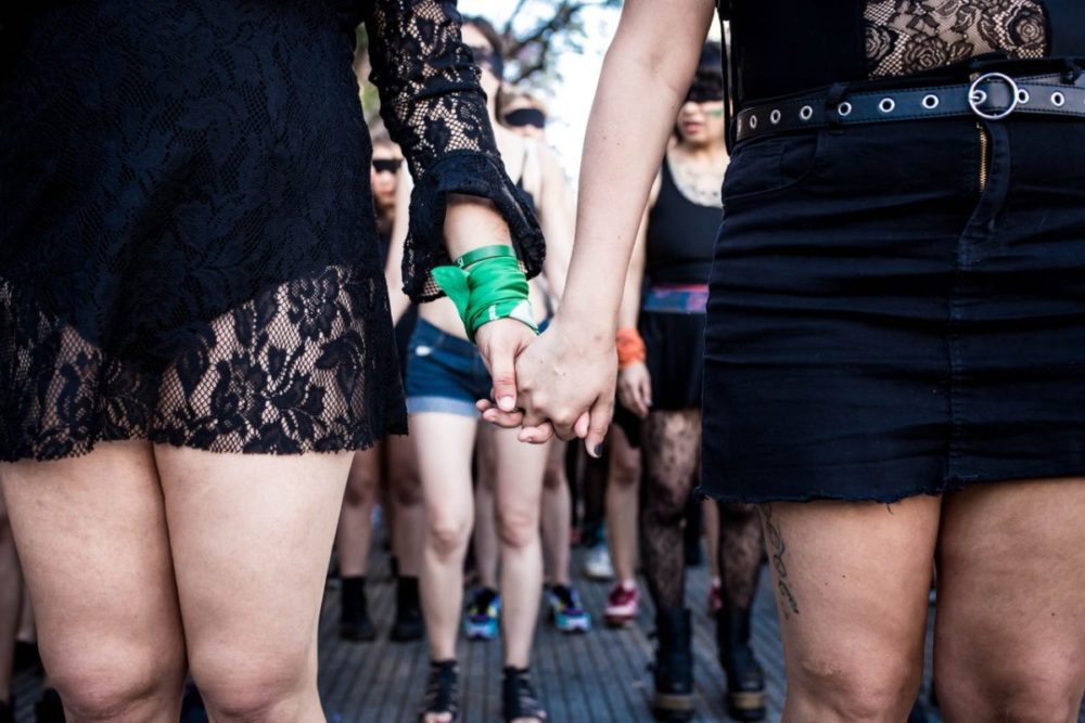“El violador sos vos”: multitudinaria acción en las calles de Buenos Aires de la perfomance que da vuelta al mundo