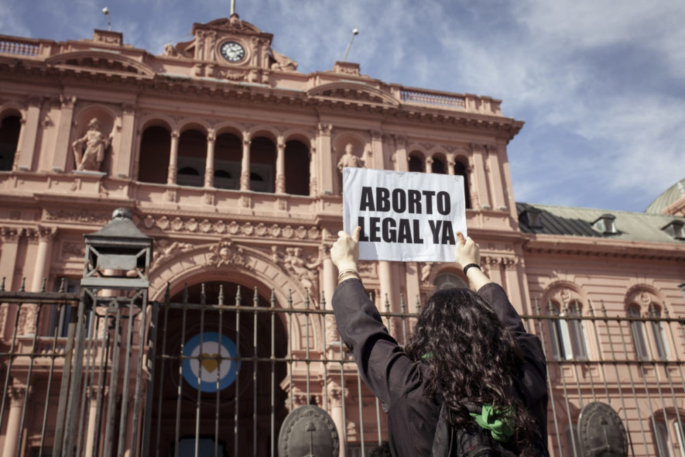 Plaza de Mayo: nueva acción por el aborto legal, y un perejil en lugar de salud pública