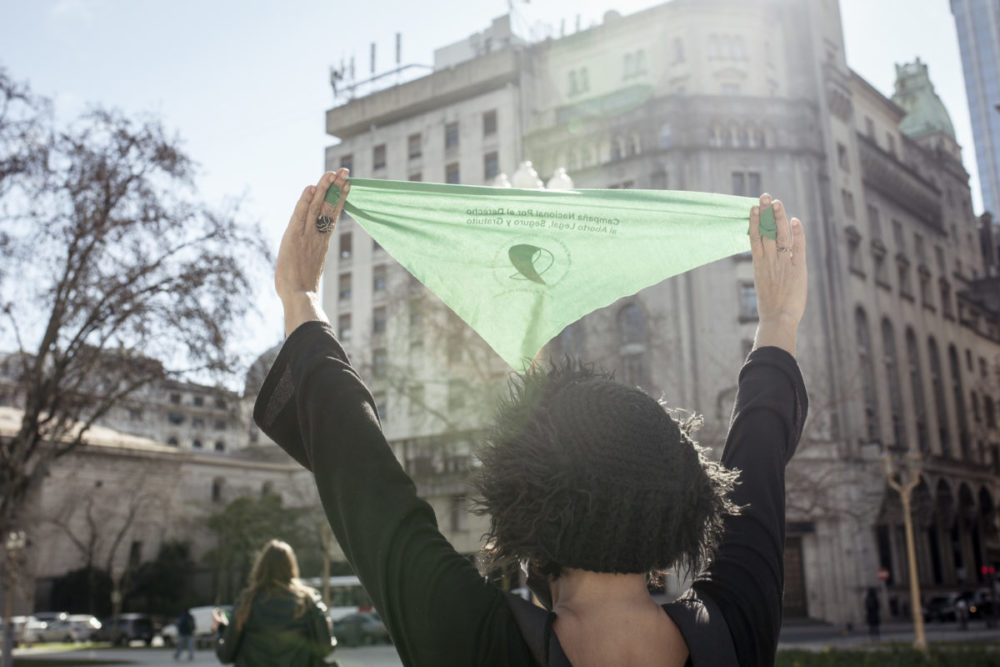 Plaza de Mayo: nueva acción por el aborto legal, y un perejil en lugar de salud pública