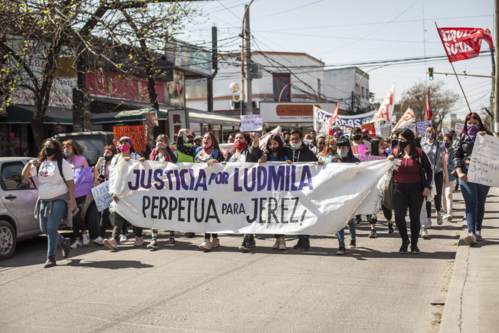 Morir a los 14: marcha de adolescentes por el femicidio de Ludmila, cara a cara con la Bonaerense