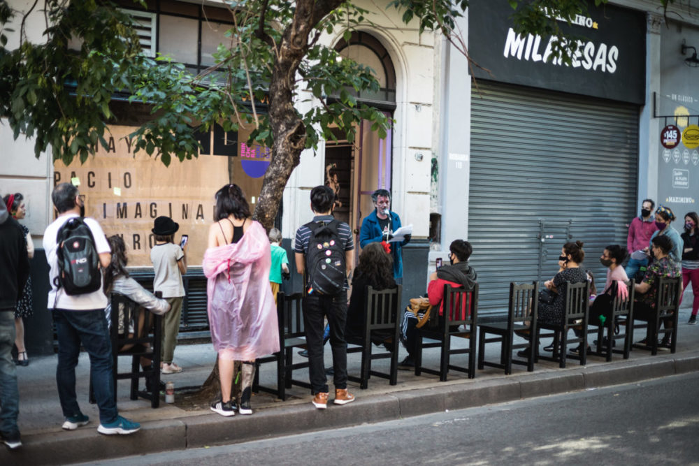 Posta de Escena en MU: la vereda, un micrófono, y la calle como escenario