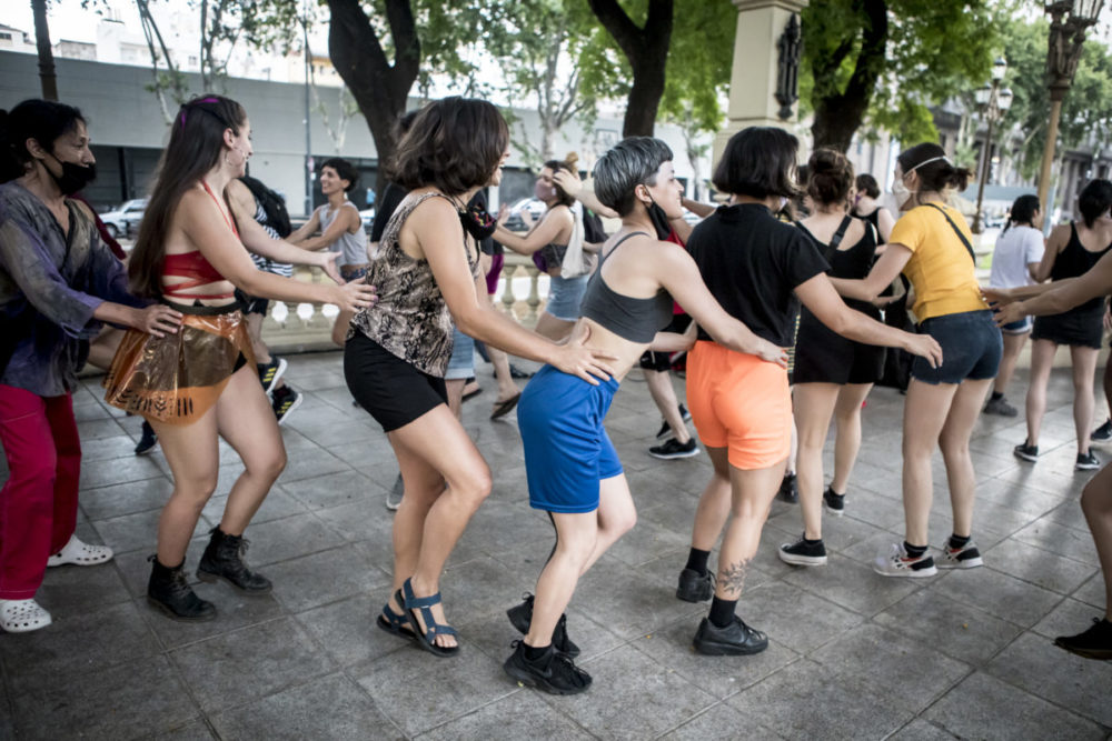 Bailar la vereda: la potencia del movimiento, el goce compartido y los cuerpos que sueñan