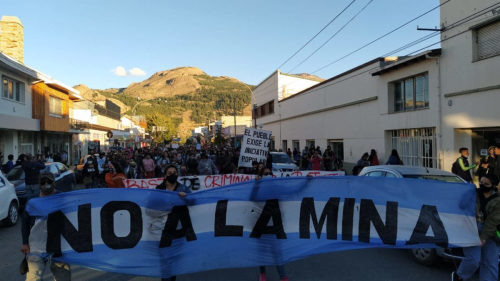 Gracias a las desgracias: Chubut vuelve a movilizarse contra la minería en medio de la descomposición política provincial